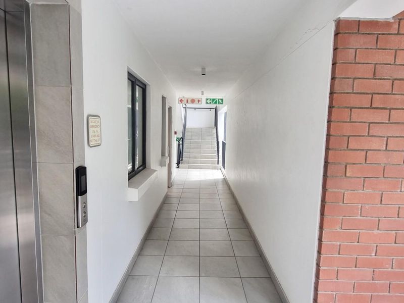 Modern 2 bed 2 bath apartment available - Newlands Terrace, Newlands - Photo 3