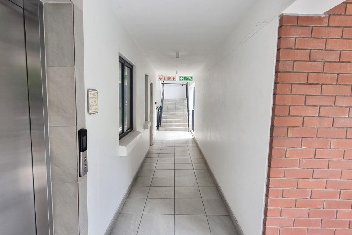 Modern 2 bed 2 bath apartment available - Newlands Terrace, Newlands - Photo 3