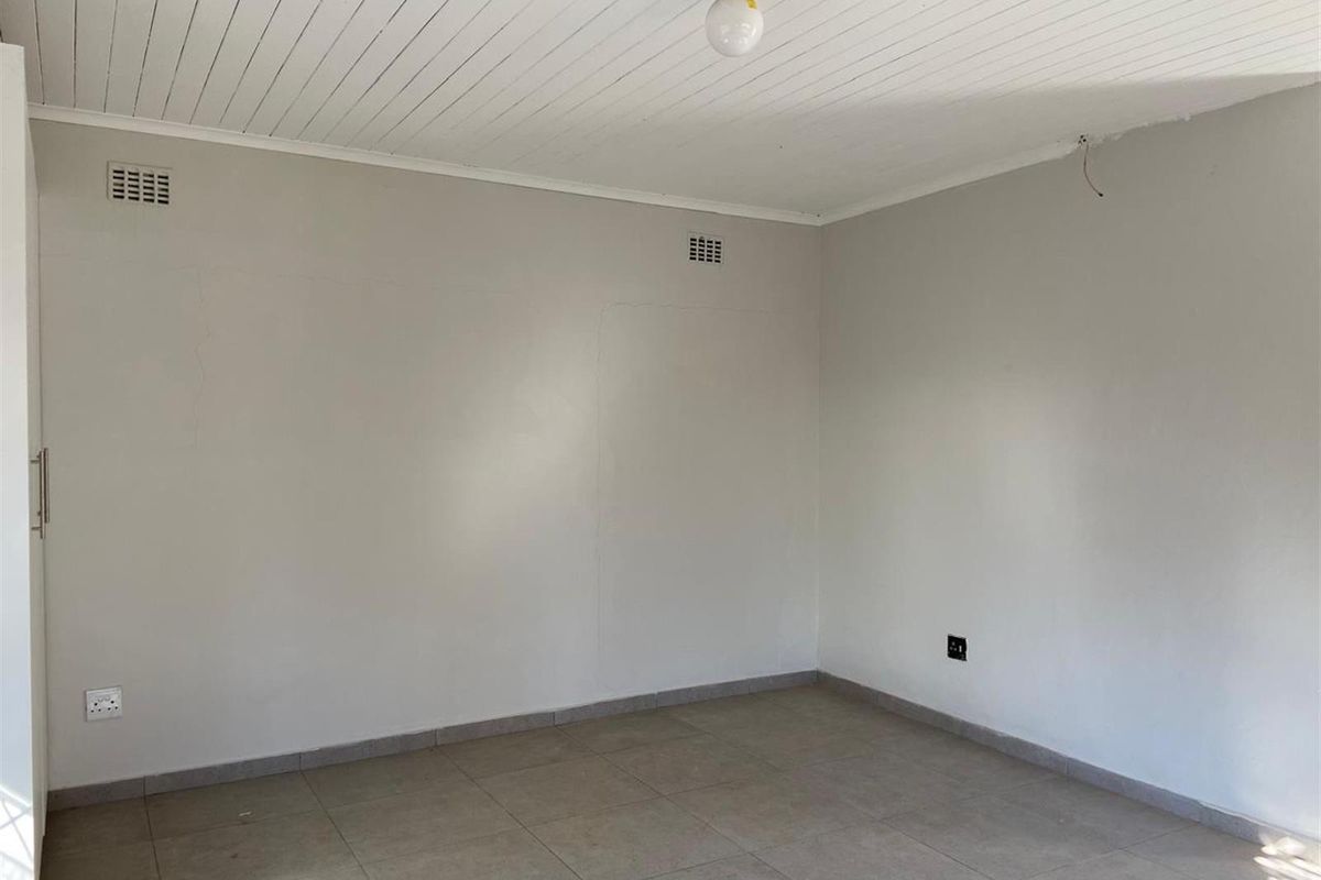 Cottage To Rent in Athlone Park, Amanzimtoti, KwaZulu Natal - Photo 4
