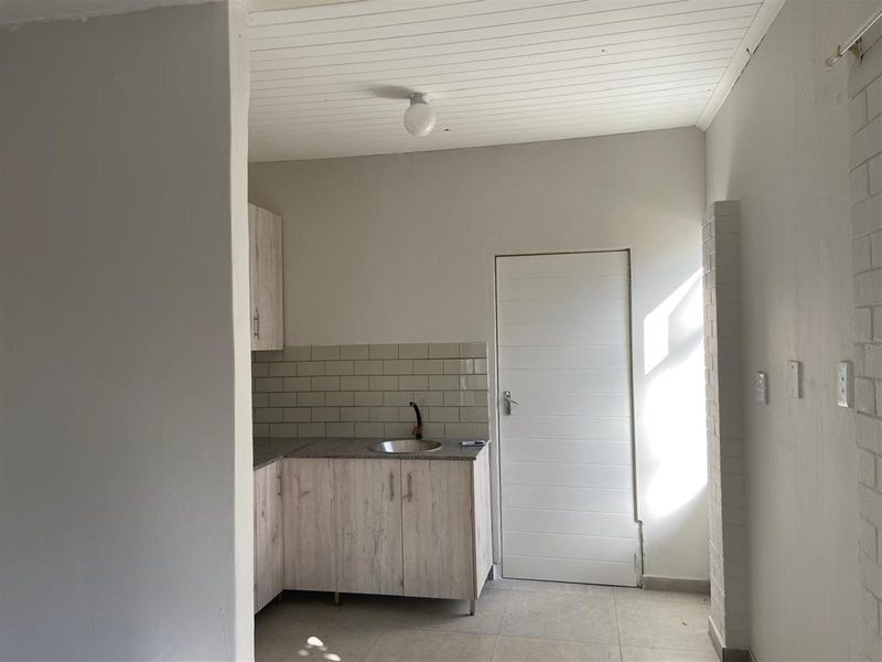 Cottage To Rent in Athlone Park, Amanzimtoti, KwaZulu Natal - Photo 2