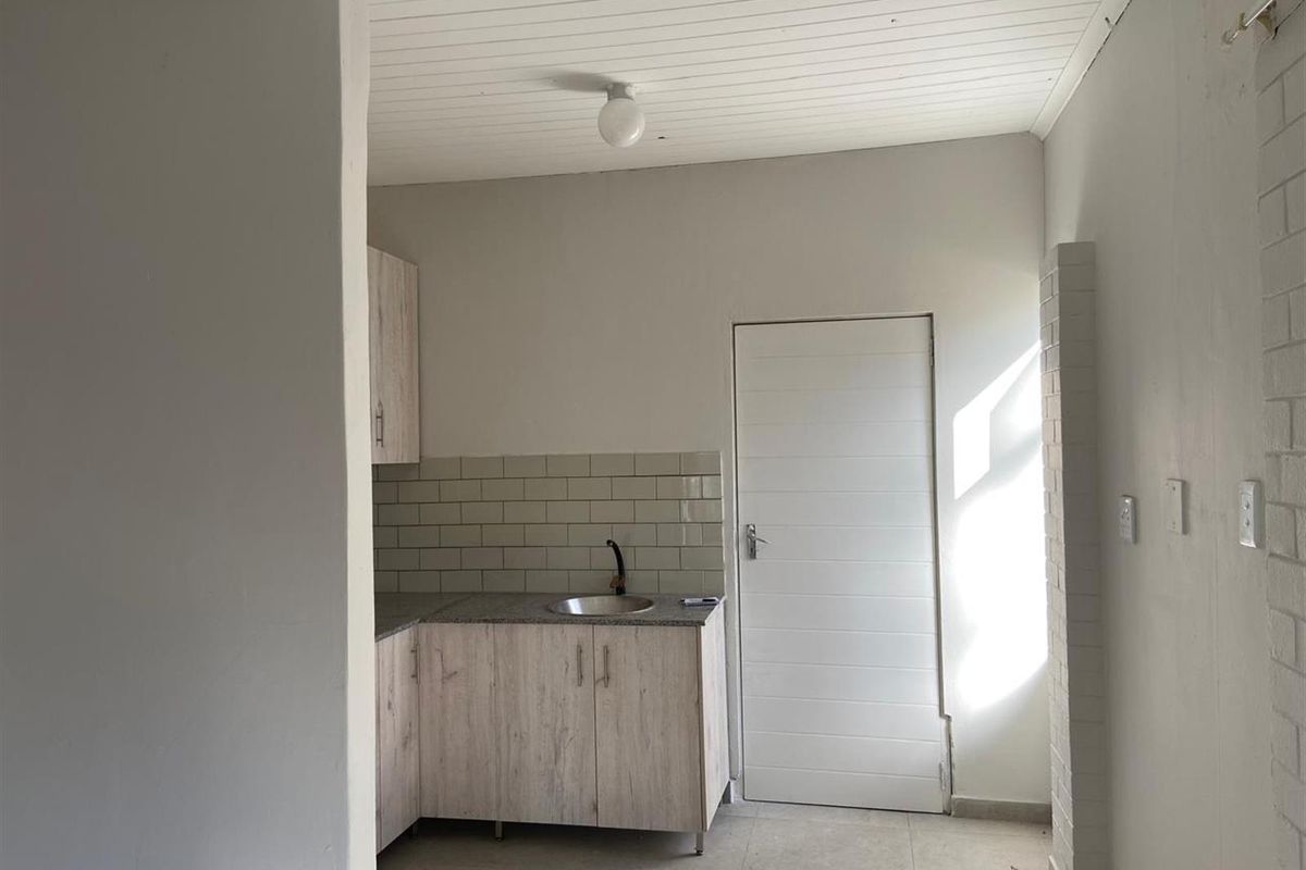 Cottage To Rent in Athlone Park, Amanzimtoti, KwaZulu Natal - Photo 2