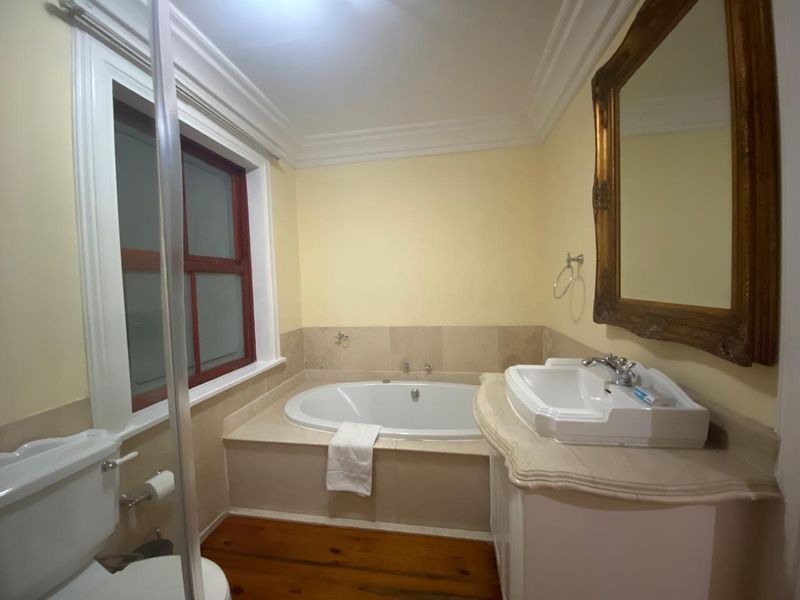 Luxury 2-Bedroom Apartment with Pool Views (301) - Photo 7