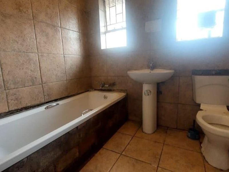 House For Sale in Tasbet Park Ext 1, Tasbet Park, Witbank - Photo 6