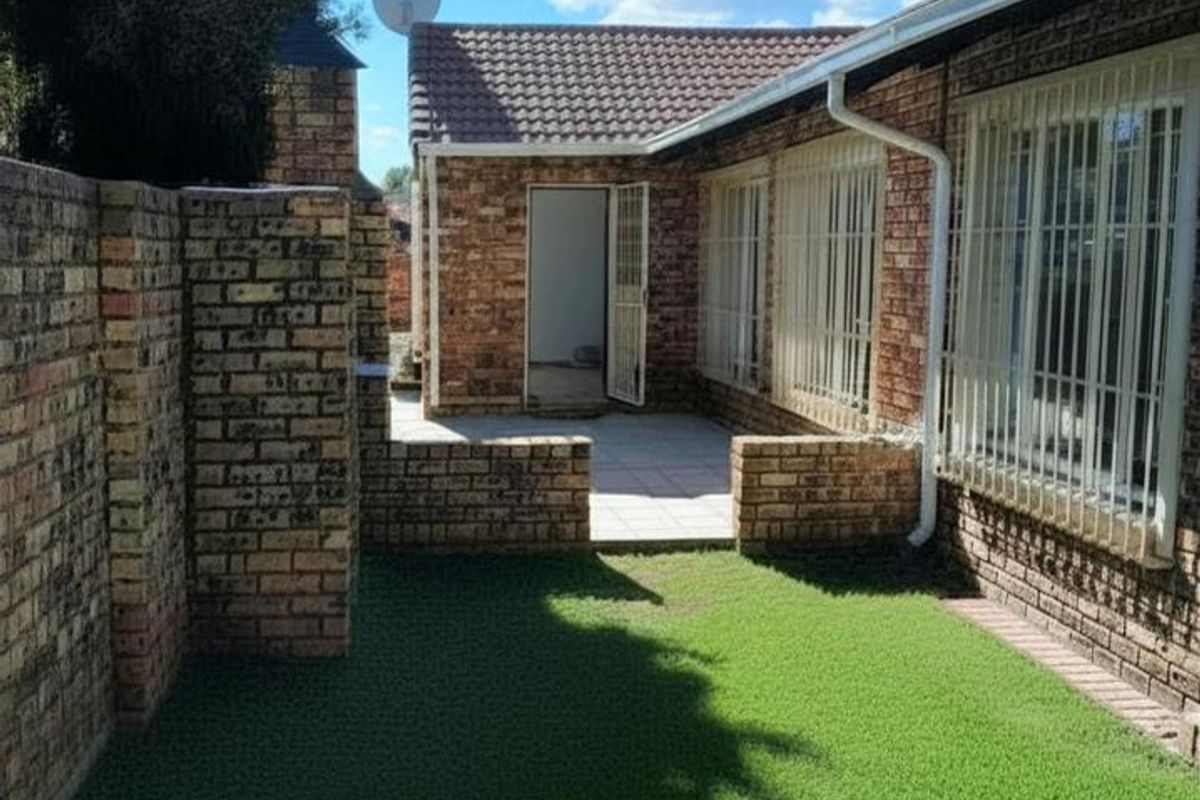 Spacious 3-Bedroom Facebrick Simplex with Private Garden and Double Garage in Quaint Secure Complex - Photo 2
