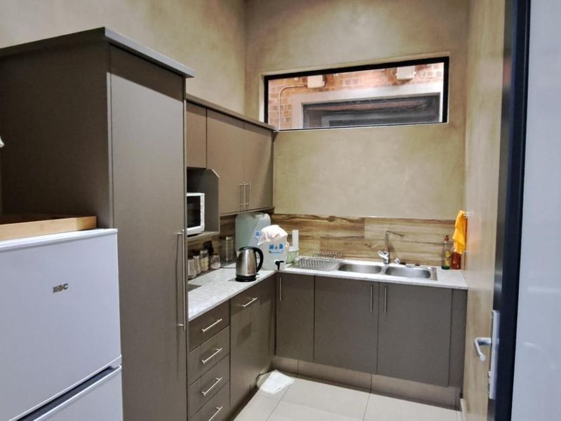 Commercial Office To Let - Photo 7