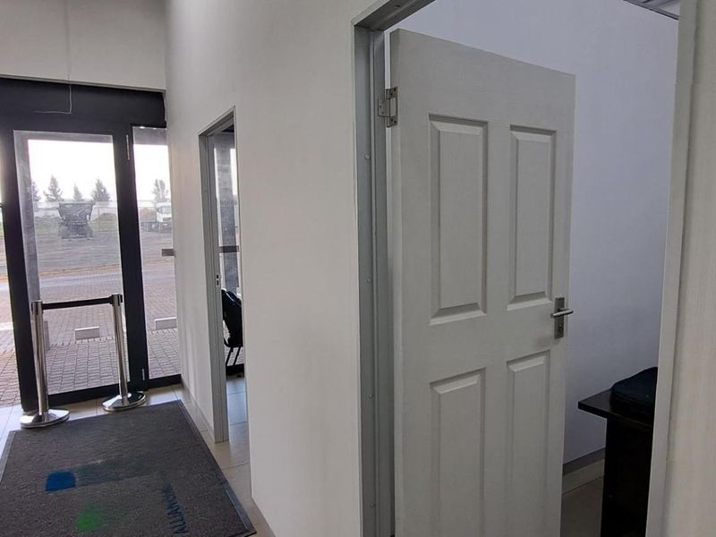 Commercial Office To Let - Photo 4