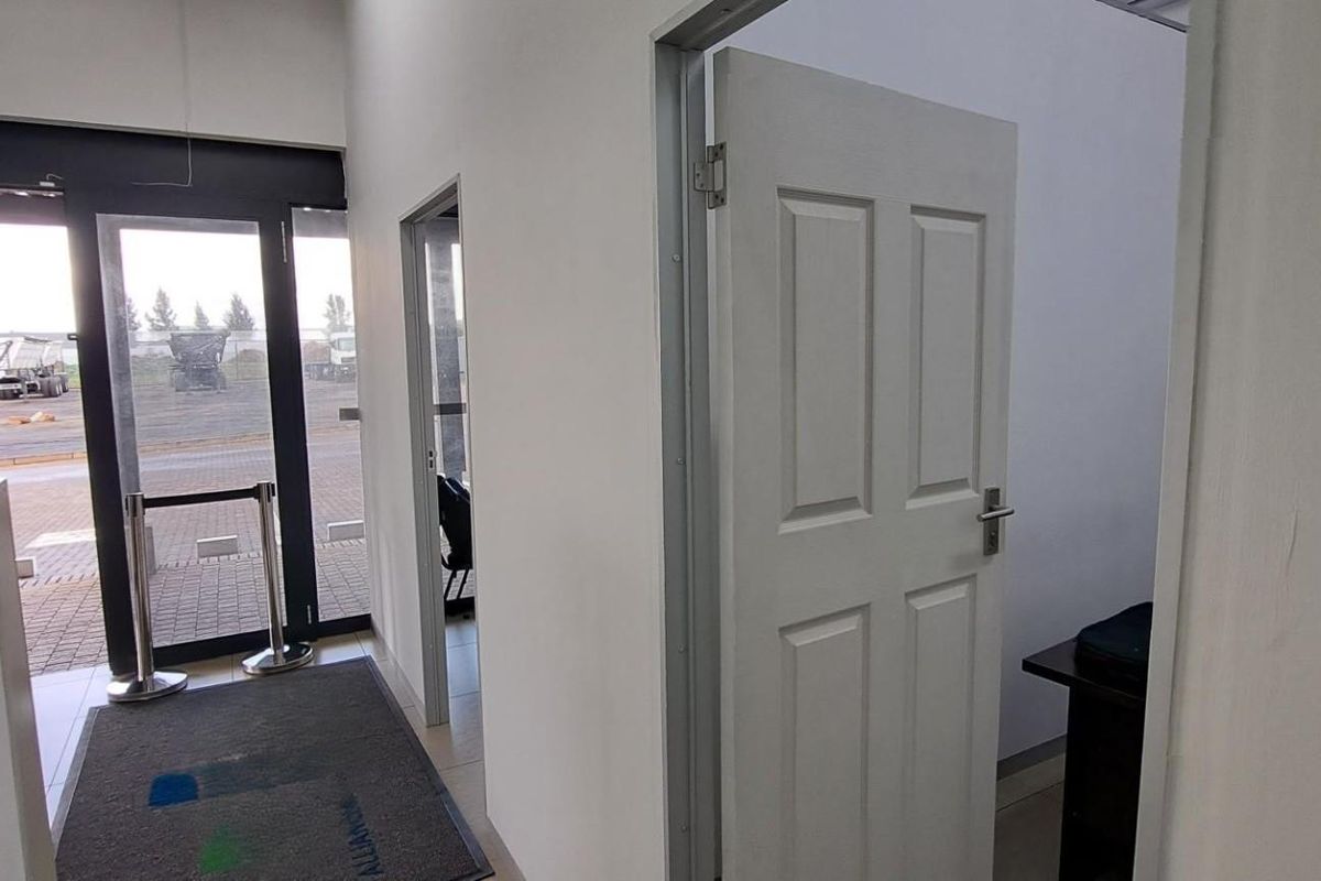 Commercial Office To Let - Photo 4