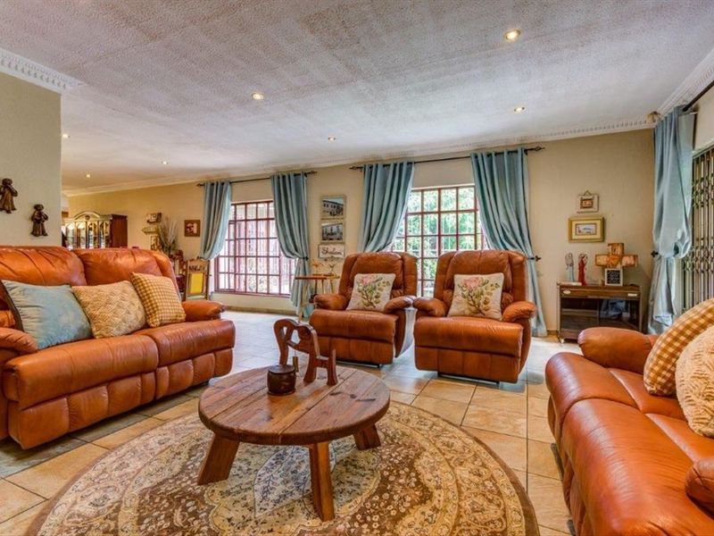 House For Sale in Van Riebeeck Park, Kempton Park - Photo 2