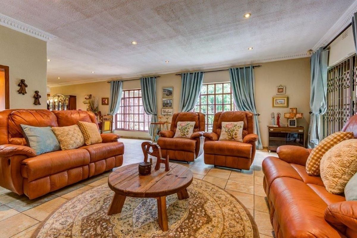 House For Sale in Van Riebeeck Park, Kempton Park - Photo 2