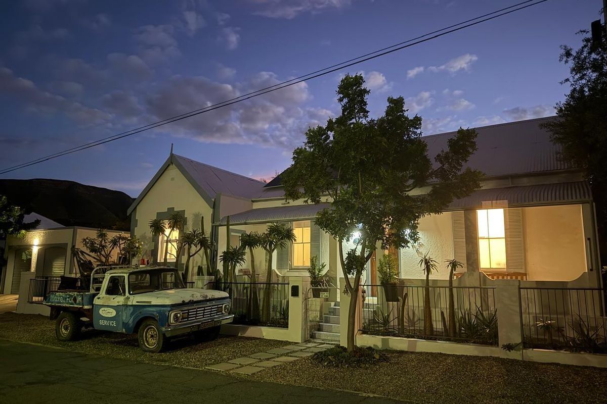 Victorian Elegance with modern upgrades - Photo 2