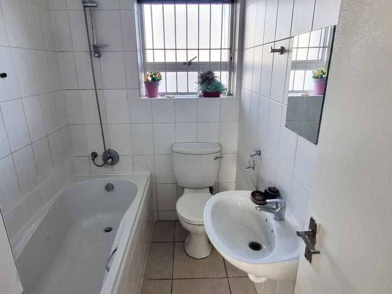Light bright 2 bed ground floor apartment - Melkbos.  Avail 1 July - Photo 9