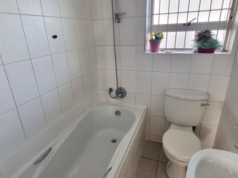 Light bright 2 bed ground floor apartment - Melkbos.  Avail 1 July - Photo 10