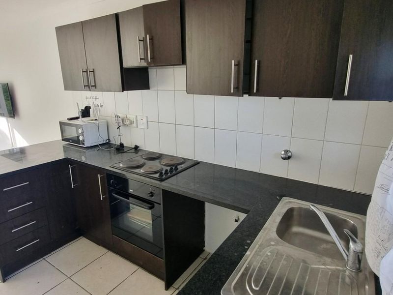 Light bright 2 bed ground floor apartment - Melkbos.  Avail 1 July - Photo 2