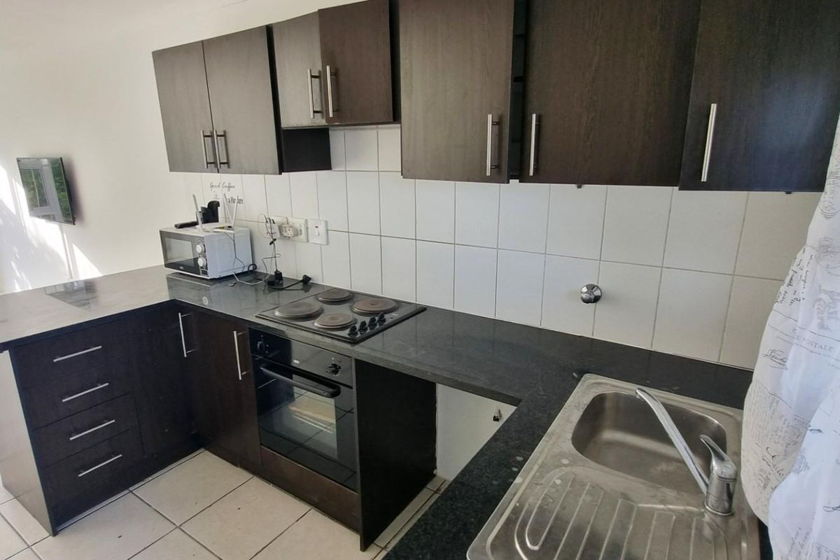 Light bright 2 bed ground floor apartment - Melkbos.  Avail 1 July - Photo 2