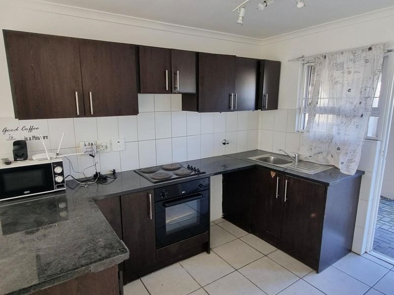 Light bright 2 bed ground floor apartment - Melkbos.  Avail 1 July - Photo 4