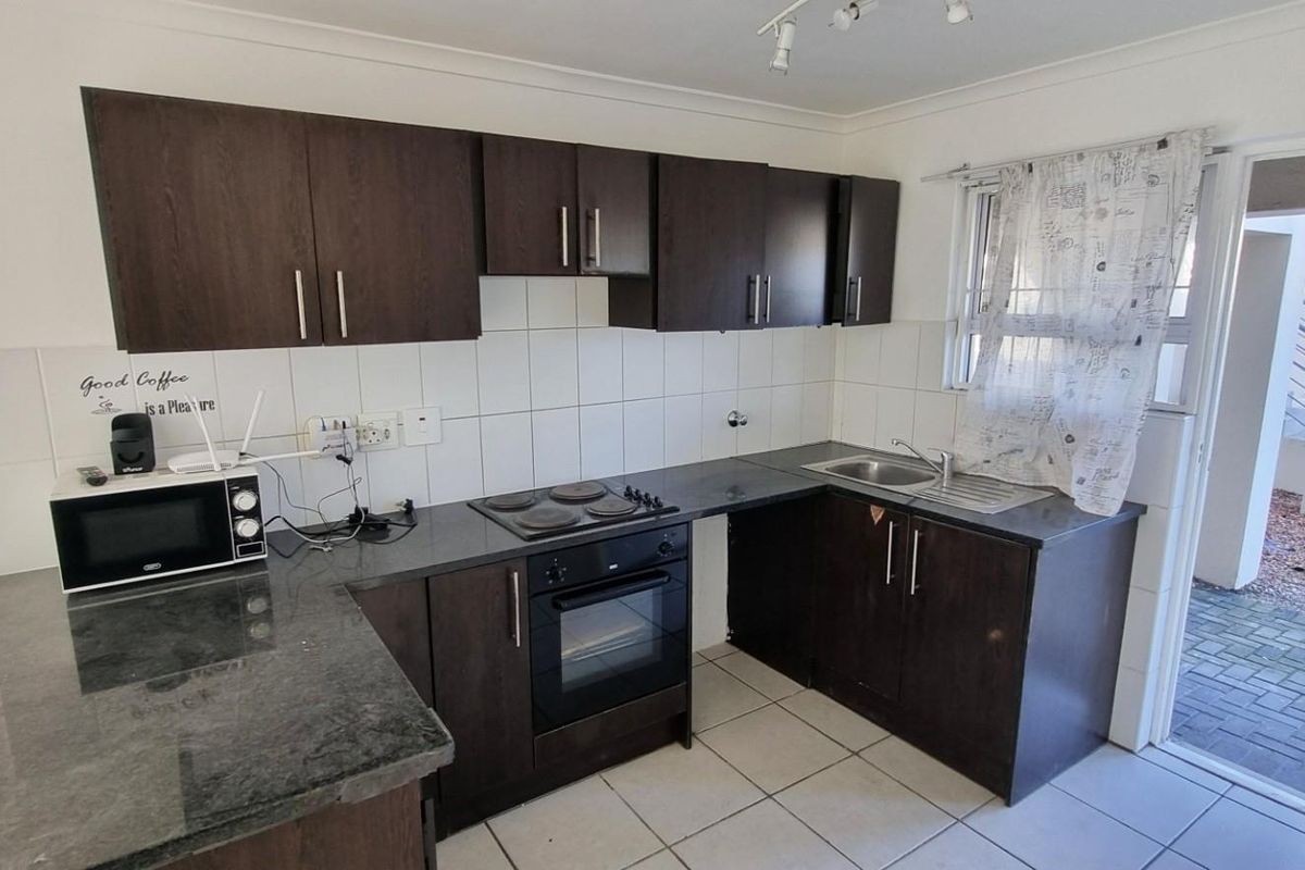 Light bright 2 bed ground floor apartment - Melkbos.  Avail 1 July - Photo 4