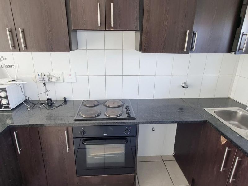 Light bright 2 bed ground floor apartment - Melkbos.  Avail 1 July - Photo 3