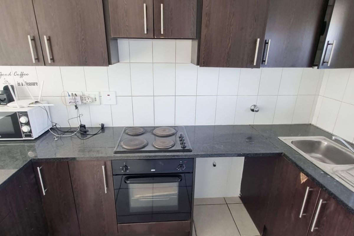 Light bright 2 bed ground floor apartment - Melkbos.  Avail 1 July - Photo 3