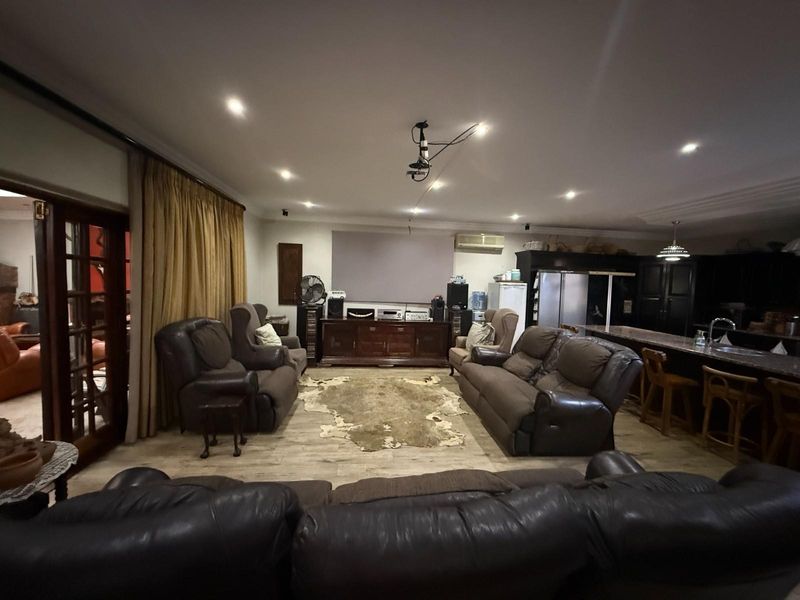 House On Auction in Waverley, Pretoria - Photo 2