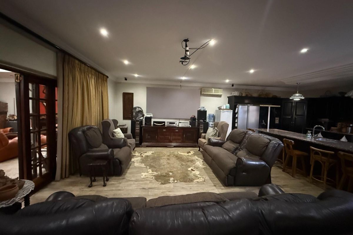 House On Auction in Waverley, Pretoria - Photo 2