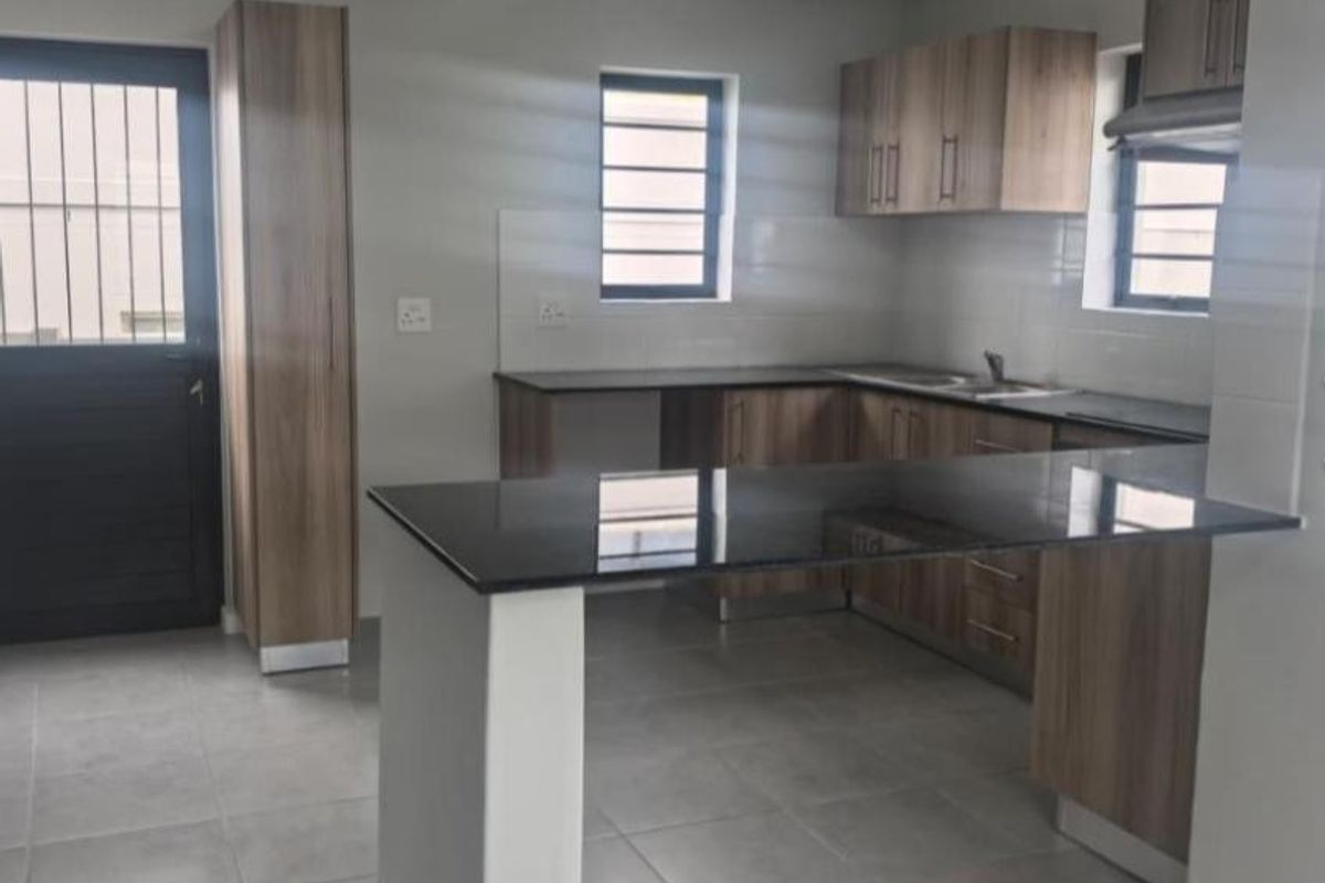 3 Bedroom Semi Detached Dbl Story House For Sale - Photo 4