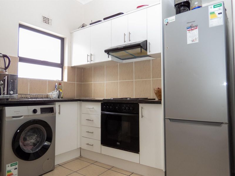 Secure 2-Bedroom Apartment To Rent | Prime Location Near MyCiTi - Photo 6