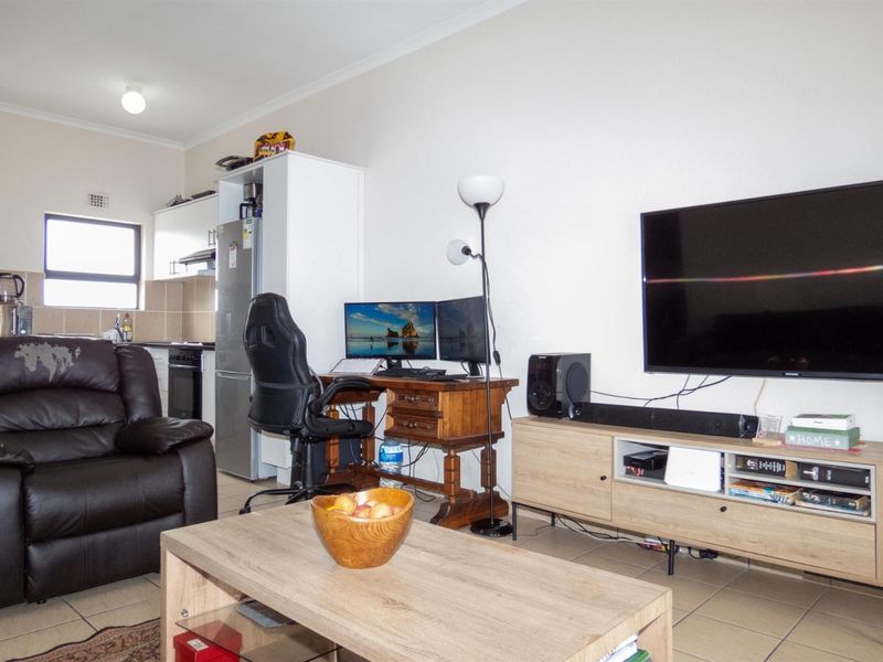 Secure 2-Bedroom Apartment To Rent | Prime Location Near MyCiTi - Photo 5