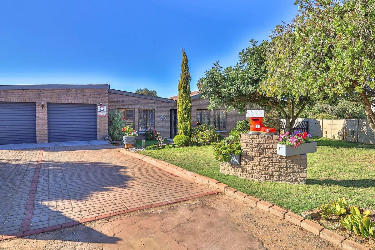 4 Bedrooms | Entertainment Area | Servant’s Quarters | Extra Storage Vredenburg - Photo 2