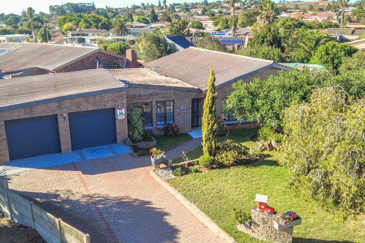 4 Bedrooms | Entertainment Area | Servant’s Quarters | Extra Storage Vredenburg - Photo 3