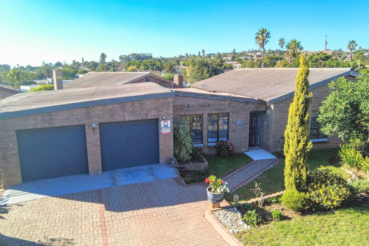 4 Bedrooms | Entertainment Area | Servant’s Quarters | Extra Storage Vredenburg - Photo 4