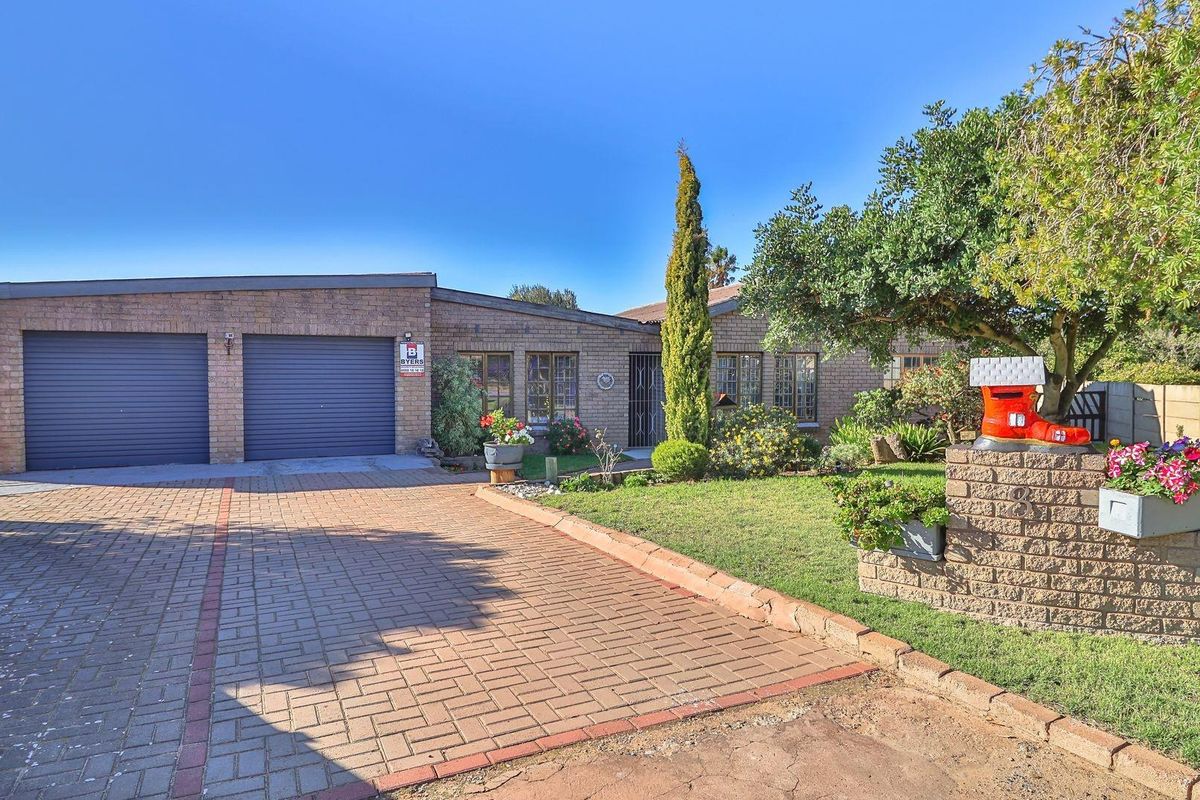 4 Bedrooms | Entertainment Area | Servant’s Quarters | Extra Storage Vredenburg - Photo 5