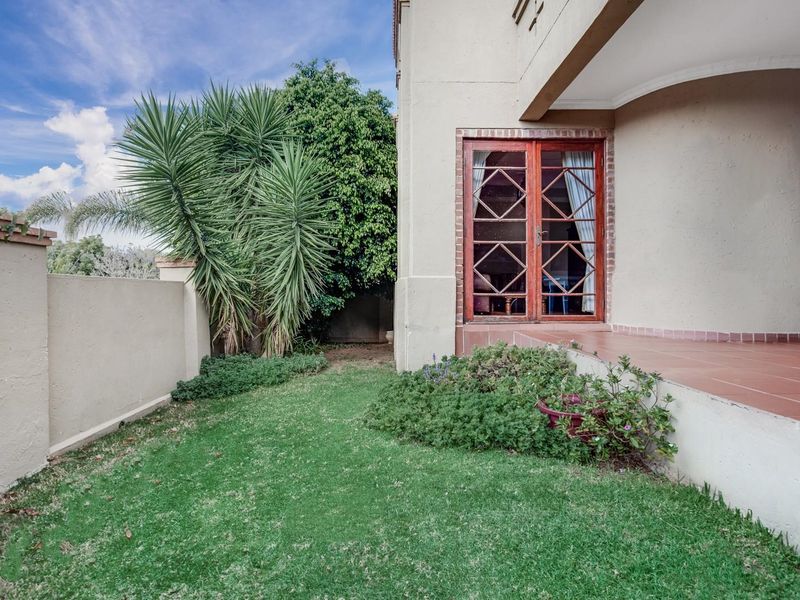 4 Bed 2.5 Bath Largest Townhouse Potential 5th Bedroom Eagle Canyon Golf Estate, Roodepoort - Photo 3