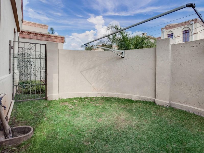 4 Bed 2.5 Bath Largest Townhouse Potential 5th Bedroom Eagle Canyon Golf Estate, Roodepoort - Photo 4