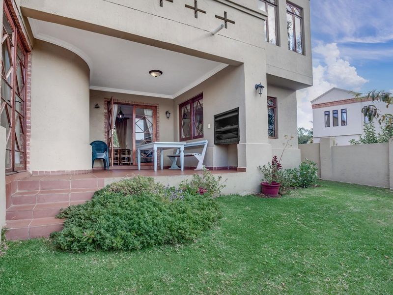 4 Bed 2.5 Bath Largest Townhouse Potential 5th Bedroom Eagle Canyon Golf Estate, Roodepoort - Photo 2