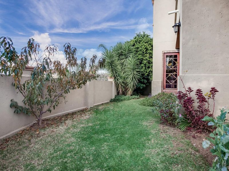 4 Bed 2.5 Bath Largest Townhouse Potential 5th Bedroom Eagle Canyon Golf Estate, Roodepoort - Photo 5
