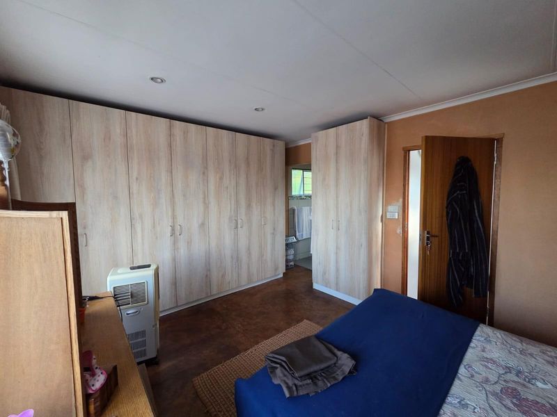 5 Bedroom Home in Rooihuiskraal - Photo 9