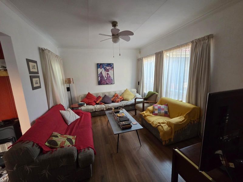 5 Bedroom Home in Rooihuiskraal - Photo 2