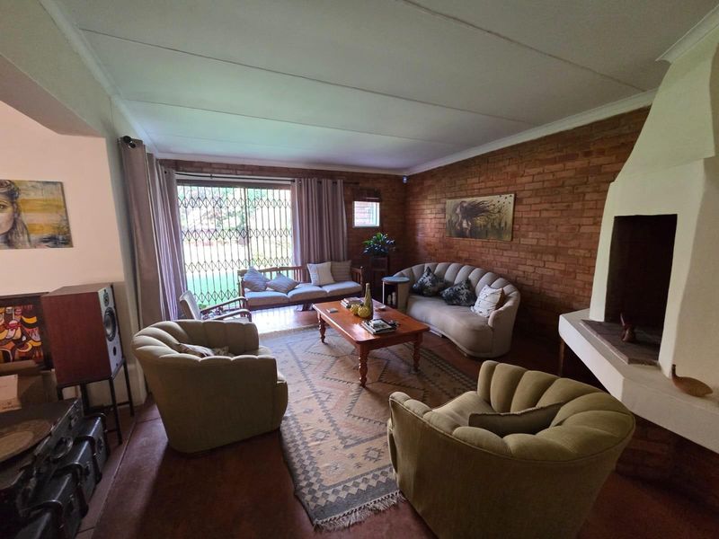 5 Bedroom Home in Rooihuiskraal - Photo 3