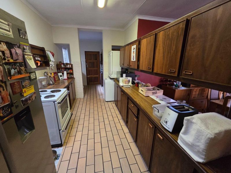 5 Bedroom Home in Rooihuiskraal - Photo 5