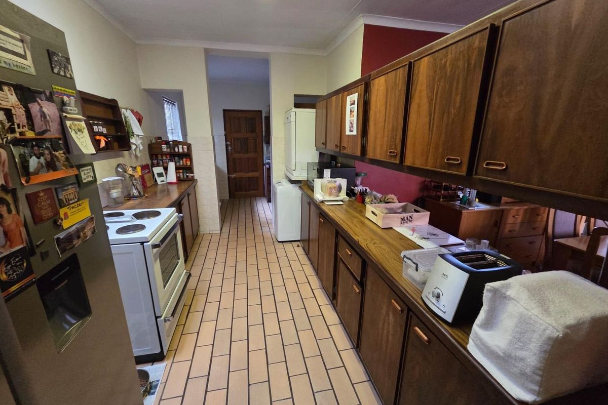 5 Bedroom Home in Rooihuiskraal - Photo 5