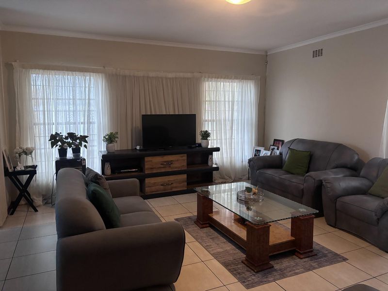 Charming Cape Dutch Family Home with Dual-Erf Opportunity in Townsend Estate - Photo 4