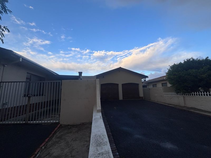 Charming Cape Dutch Family Home with Dual-Erf Opportunity in Townsend Estate - Photo 2