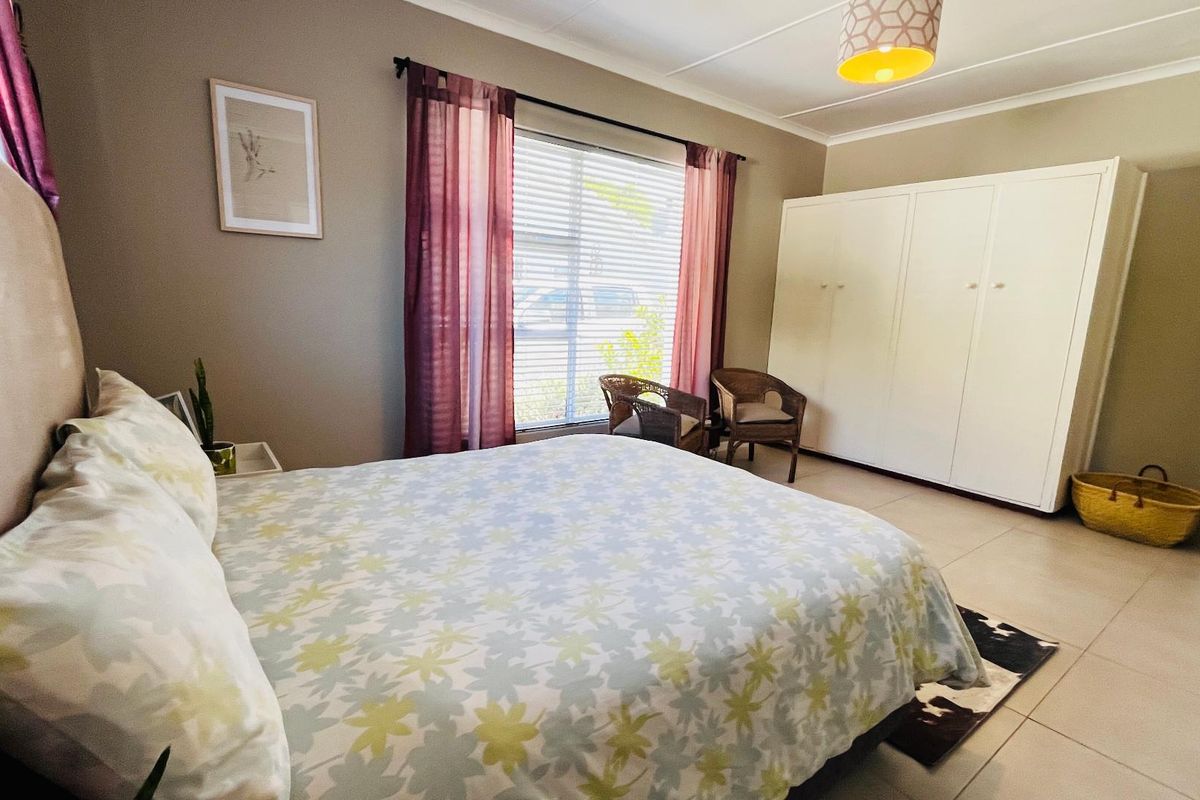 3-Bedroom Home to Rent in Voëlklip - Stylish Fully Furnished - Photo 5