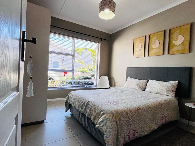 3-Bedroom Home to Rent in Voëlklip - Stylish Fully Furnished - Photo 9