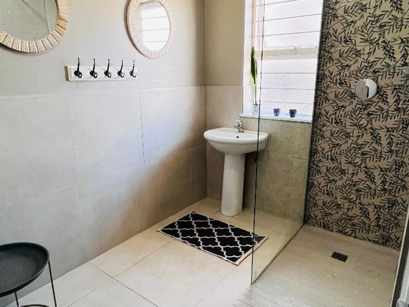 3-Bedroom Home to Rent in Voëlklip - Stylish Fully Furnished - Photo 7