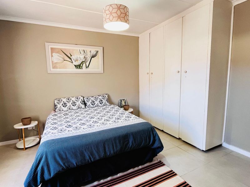 3-Bedroom Home to Rent in Voëlklip - Stylish Fully Furnished - Photo 2