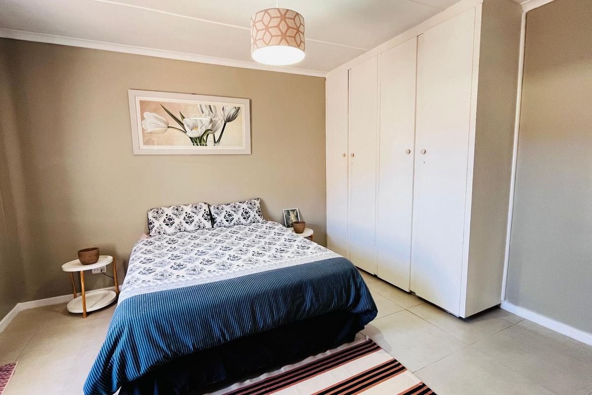 3-Bedroom Home to Rent in Voëlklip - Stylish Fully Furnished - Photo 2