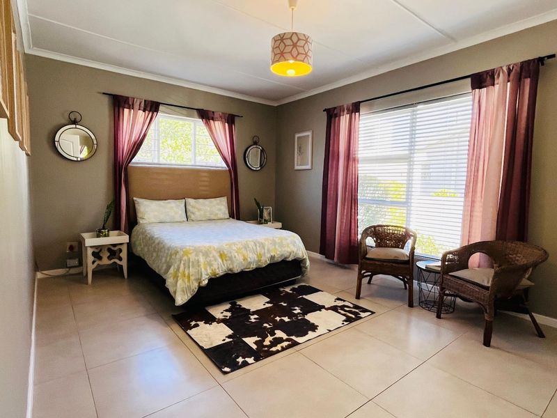 3-Bedroom Home to Rent in Voëlklip - Stylish Fully Furnished - Photo 4