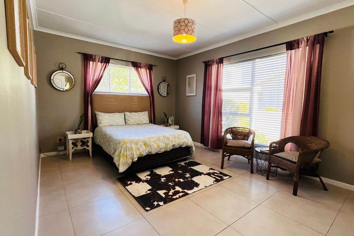 3-Bedroom Home to Rent in Voëlklip - Stylish Fully Furnished - Photo 4