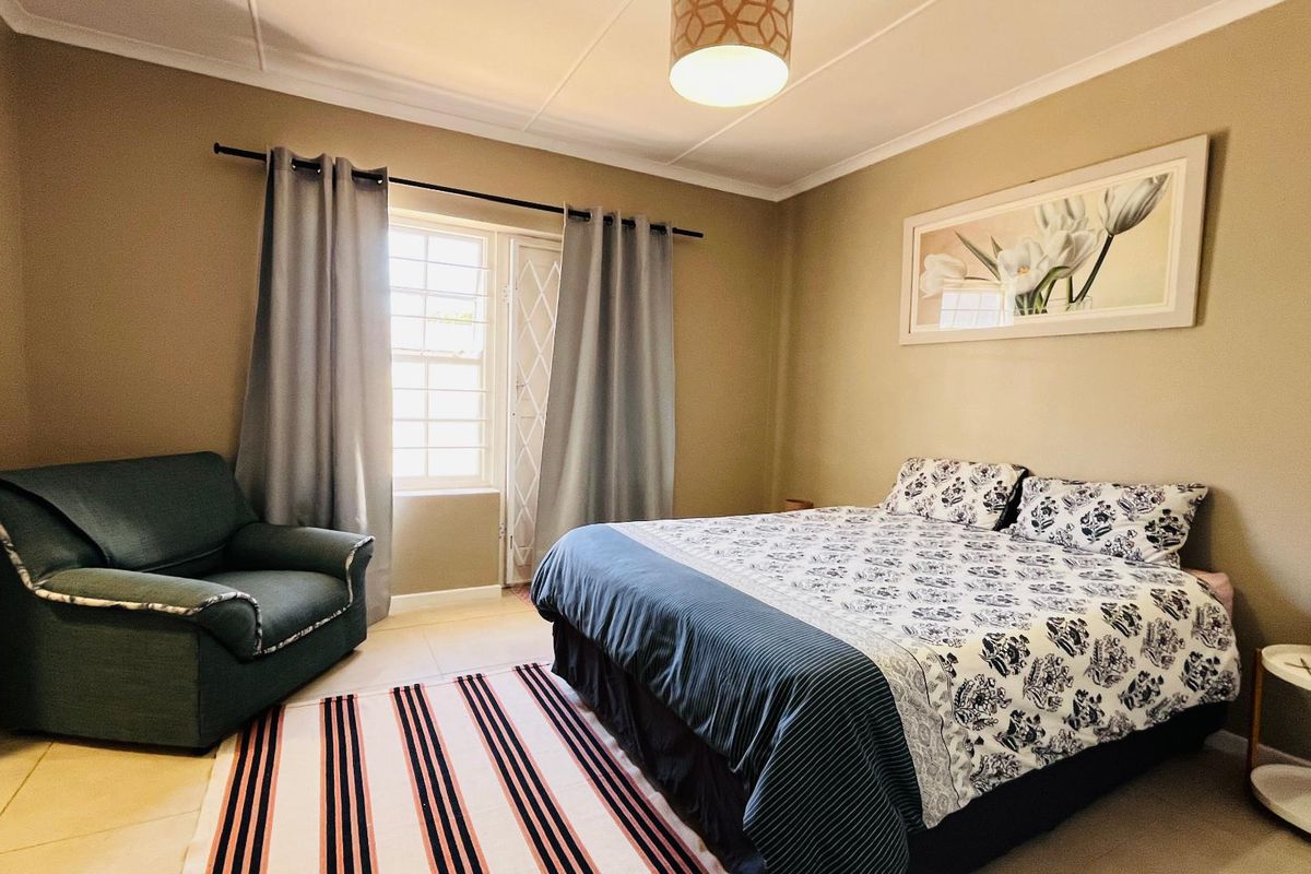 3-Bedroom Home to Rent in Voëlklip - Stylish Fully Furnished - Photo 3